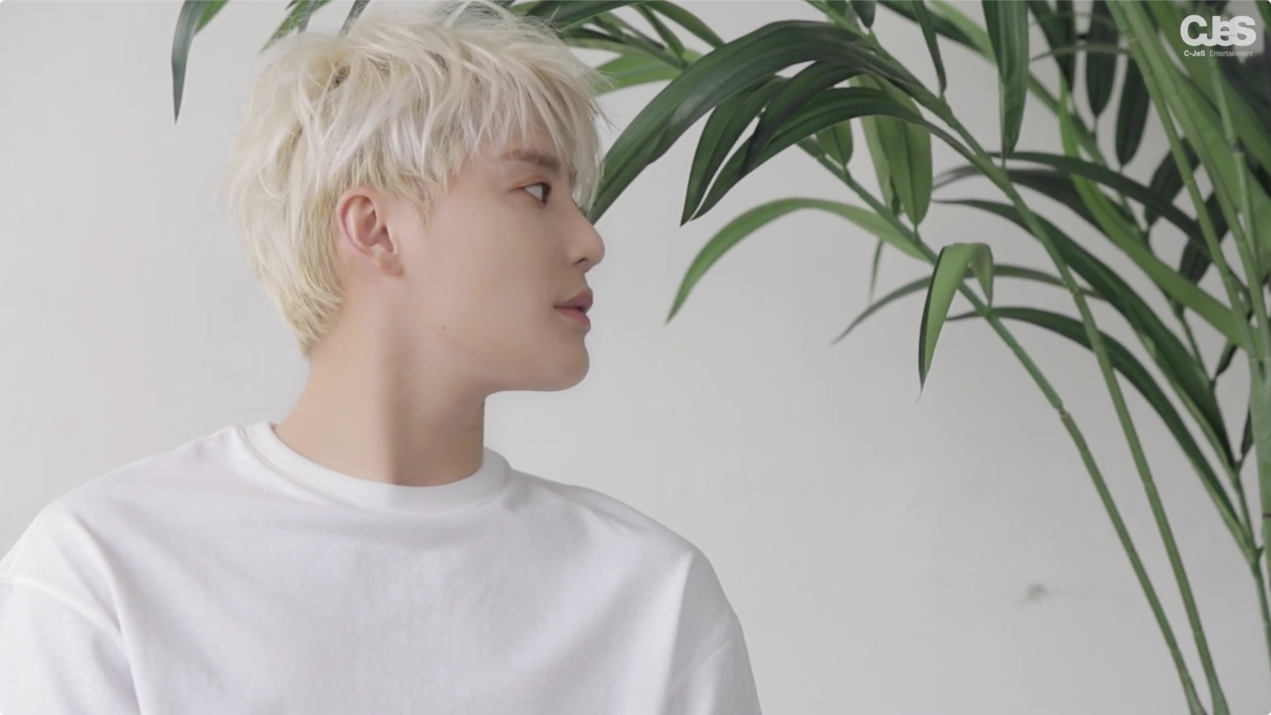 190503 KWAVE M54호 Fashion Film.mp4 - 01.06.524.png