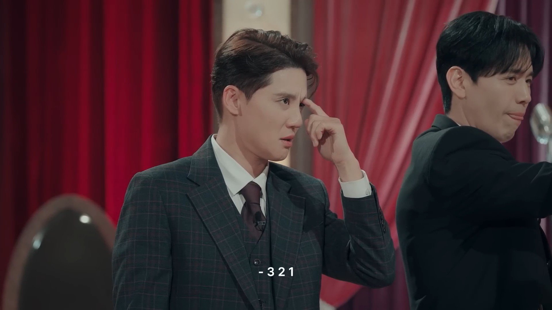 [인터미션3] EP.02 드디어 밝혀지는 그날의 진실(EN JP) ROXIE HART35.jpg