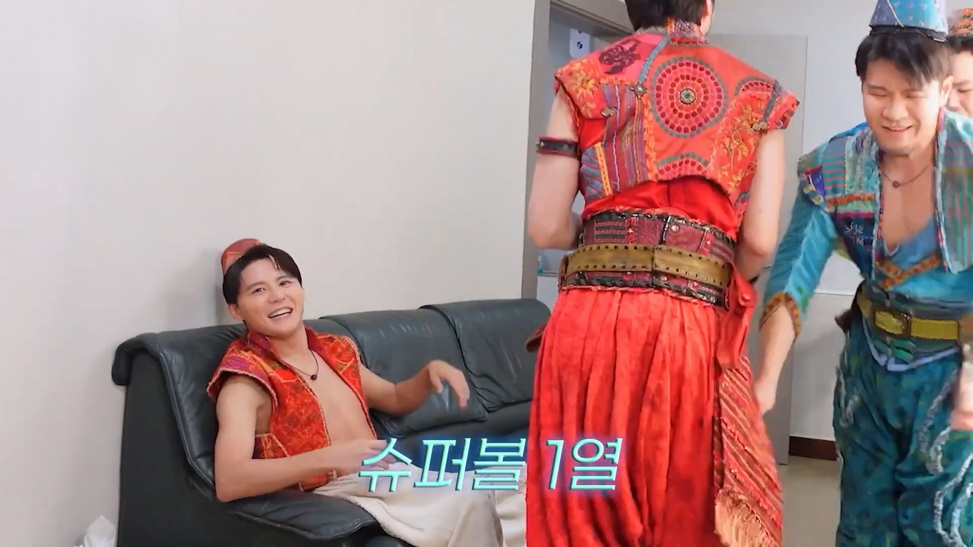 김준수ㅣ뮤지컬 알라딘 양자택일 vlog (This or That)28.jpg