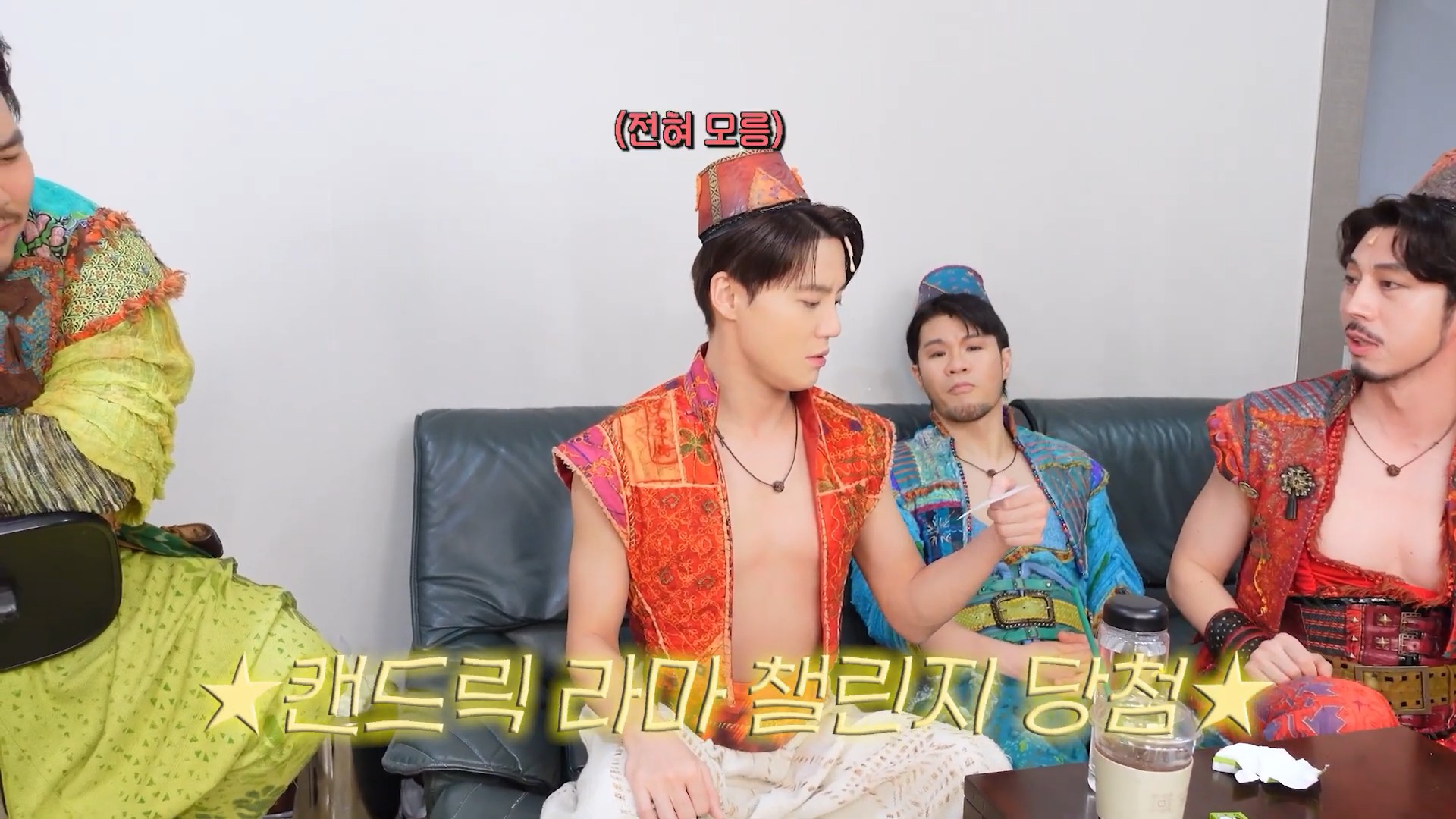 김준수ㅣ뮤지컬 알라딘 양자택일 vlog (This or That)25.jpg