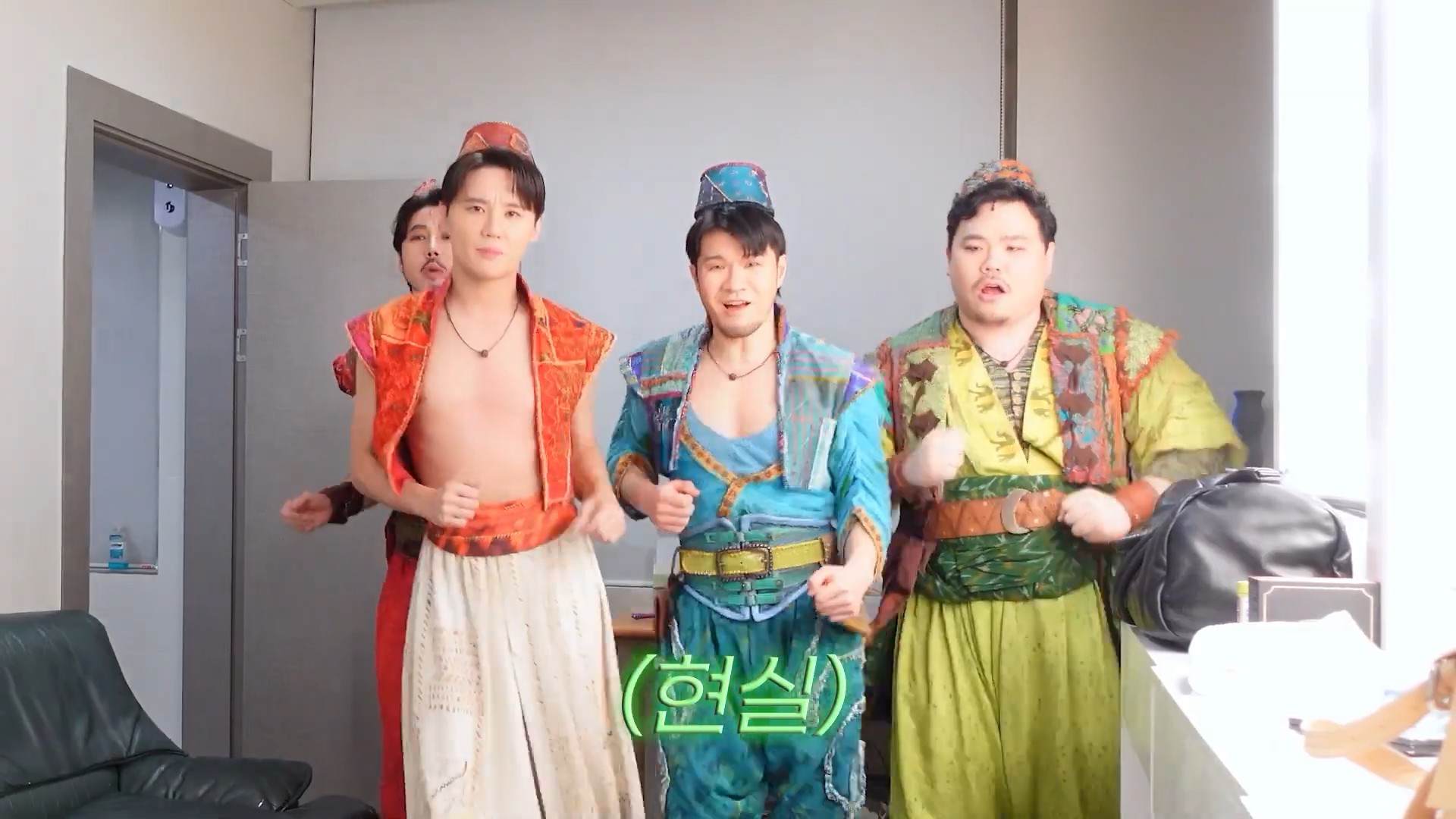 김준수ㅣ뮤지컬 알라딘 양자택일 vlog (This or That)26.jpg