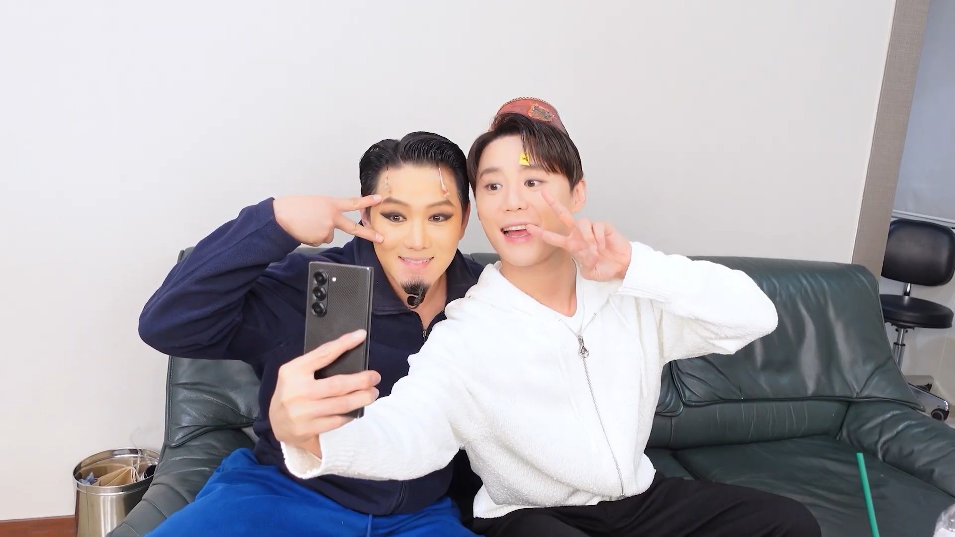 김준수ㅣ뮤지컬 알라딘 양자택일 vlog (This or That)19.jpg