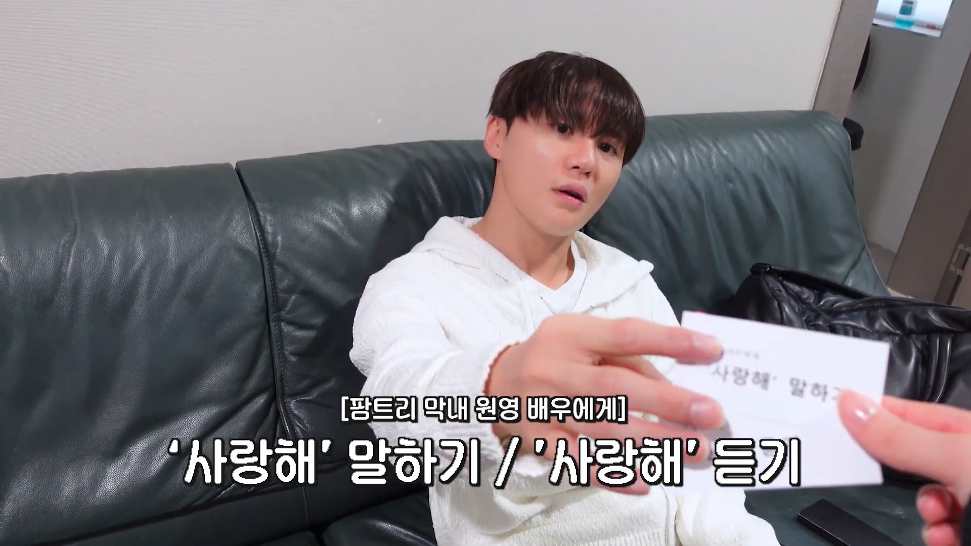 김준수ㅣ뮤지컬 알라딘 양자택일 vlog (This or That)8.jpg