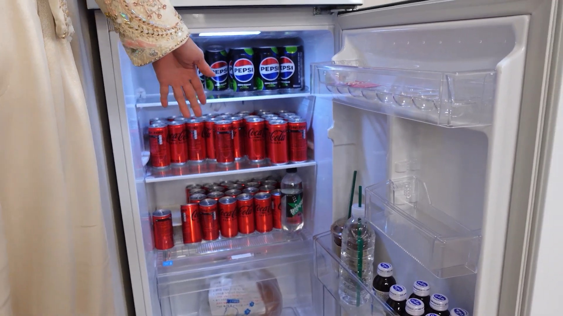 김준수ㅣ뮤지컬 알라딘 양자택일 vlog (This or That)31.jpg