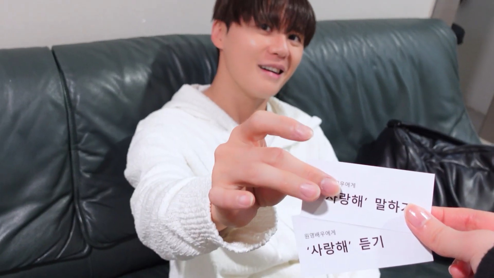 김준수ㅣ뮤지컬 알라딘 양자택일 vlog (This or That)12.jpg